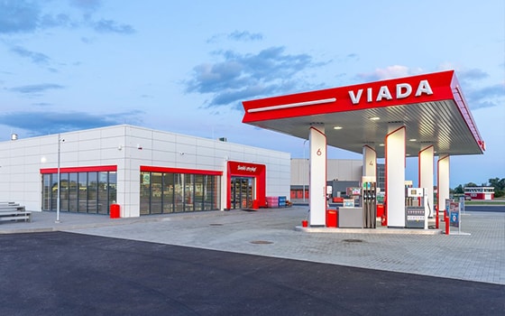 „Viada“ ketina įrengti elektromobilių krovimo vietas 60-yje degalinių